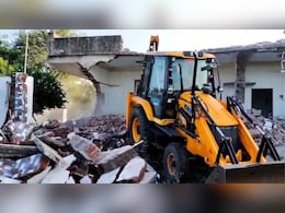 एनडीपीएस तस्कर जाकिर खान के घर पर चला बुलडोजर, आलीशान आशियाने को मिट्टी में मिलाया एनडीपीएस तस्कर जाकिर खान के घर पर चला बुलडोजर, आलीशान आशियाने को मिट्टी में मिलाया