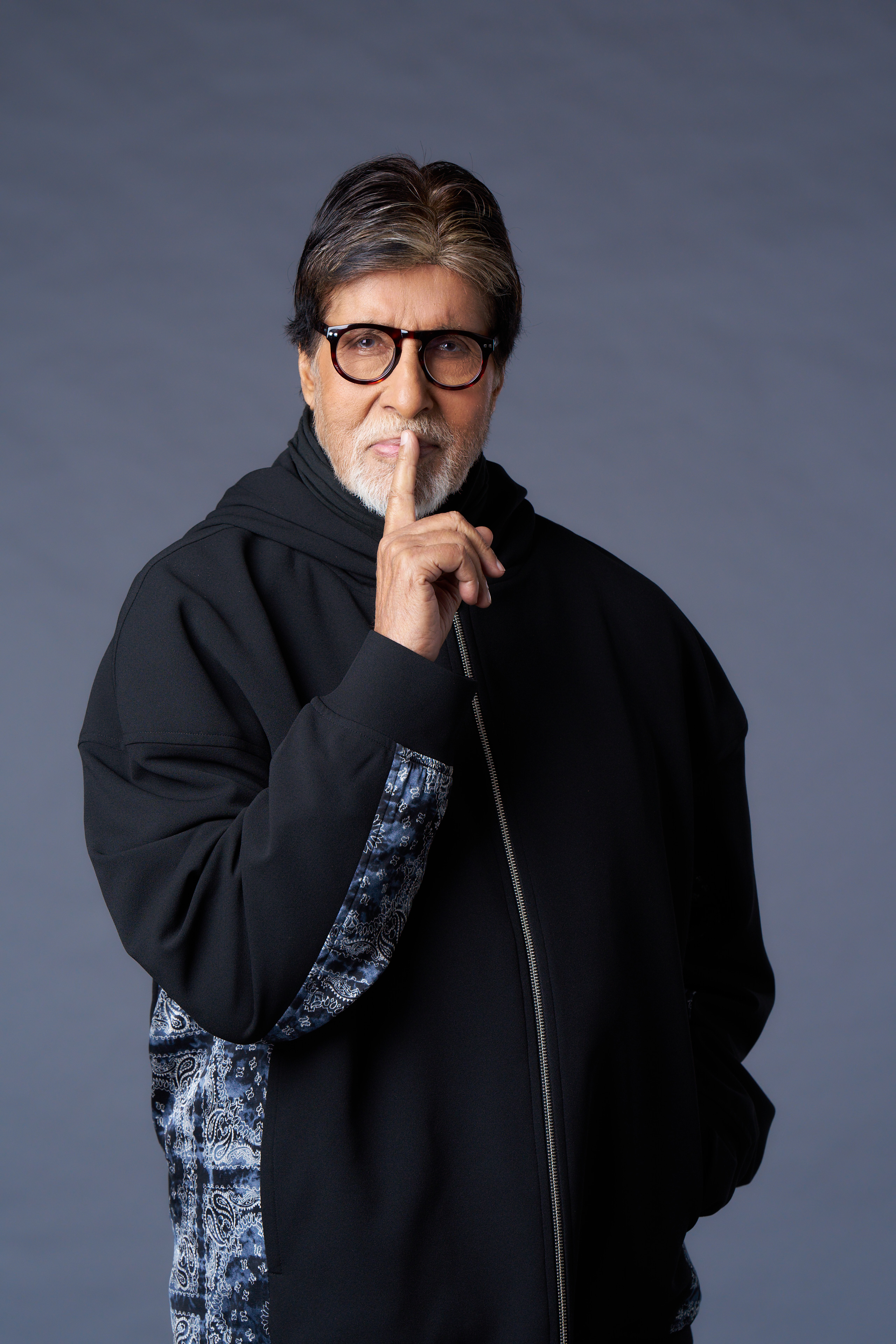 छोटी दीवाली की सुबह साढ़े चार बजे अमिताभ बच्चन ने किया अजीब पोस्ट, फोटो शेयर कर लिखा- मोजे के ऊपर iPhone