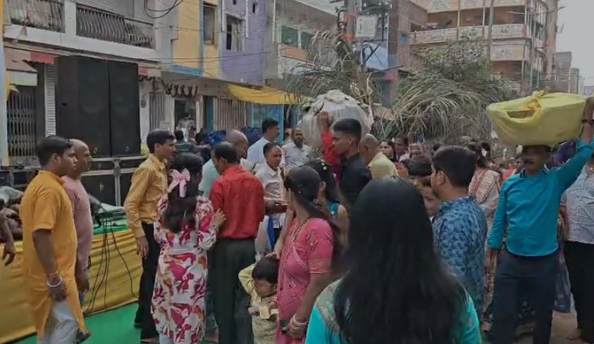 छठ पर मुस्लिम समुदाय ने पेश की सांप्रदायिक सौहार्द की अनोखी मिसाल, छठव्रतियों के बीच बांटे फल और सामग्री