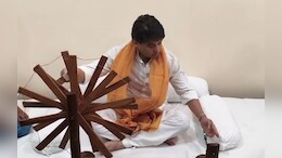 Jyotiraditya Scindia in Chanderi: चंदेरी में केंद्रीय मंत्री सिंधिया ने चलाया चरखा; बुनकरों से की चर्चा