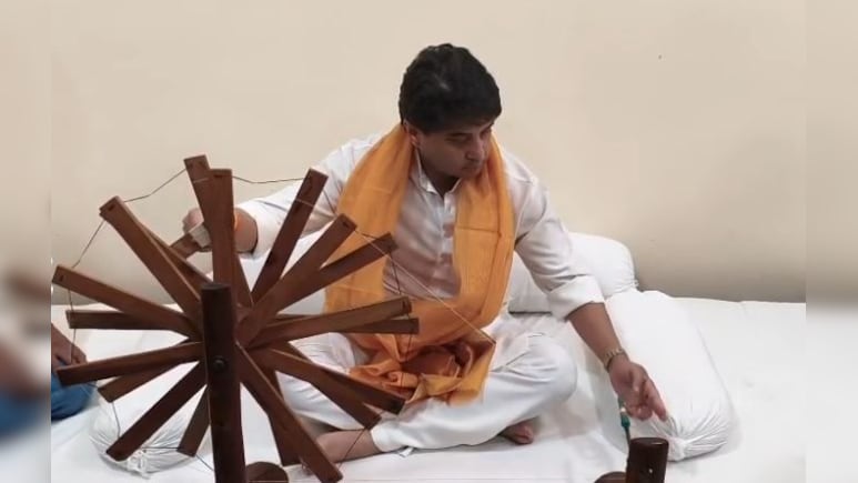 Jyotiraditya Scindia in Chanderi: चंदेरी में केंद्रीय मंत्री सिंधिया ने चलाया चरखा; बुनकरों से की चर्चा