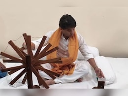Jyotiraditya Scindia in Chanderi: चंदेरी में केंद्रीय मंत्री सिंधिया ने चलाया चरखा; बुनकरों से की चर्चा Jyotiraditya Scindia in Chanderi: चंदेरी में केंद्रीय मंत्री सिंधिया ने चलाया चरखा; बुनकरों से की चर्चा