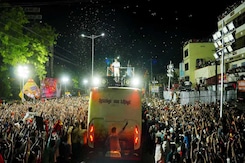 Actor Vijay Breaks Down While Meeting Karur Stampede Victims' Kin Actor Vijay Breaks Down While Meeting Karur Stampede Victims' Kin