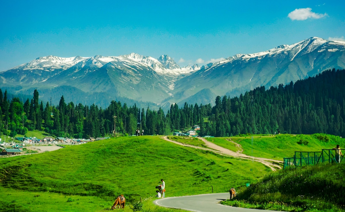 Gulmarg offers stunning landscapes. Gulmarg offers stunning landscapes.