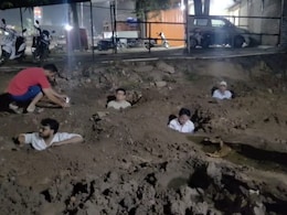 जिंदा रहते खुद को जमीन में 'दफनाया'! सिर्फ सिर बाहर, जबलपुर में क्यों हो रहा ऐसा विरोध प्रदर्शन  जिंदा रहते खुद को जमीन में 'दफनाया'! सिर्फ सिर बाहर, जबलपुर में क्यों हो रहा ऐसा विरोध प्रदर्शन