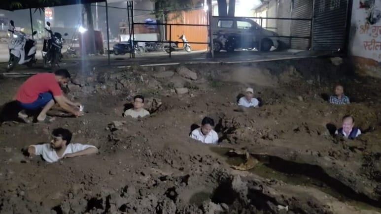 जिंदा रहते खुद को जमीन में 'दफनाया'! सिर्फ सिर बाहर, जबलपुर में क्यों हो रहा ऐसा विरोध प्रदर्शन  जिंदा रहते खुद को जमीन में 'दफनाया'! सिर्फ सिर बाहर, जबलपुर में क्यों हो रहा ऐसा विरोध प्रदर्शन