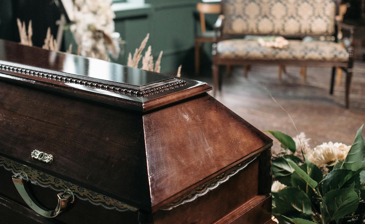 Chinese Wife Busts Husband's 16-Year Affair After Mistress Shows Up At Funeral