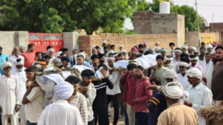 Rajasthan: तीन बचपन के दोस्तों का एक साथ हुआ अंतिम संस्कार, नई कार में सवार होकर निकले थे घूमने Rajasthan: तीन बचपन के दोस्तों का एक साथ हुआ अंतिम संस्कार, नई कार में सवार होकर निकले थे घूमने
