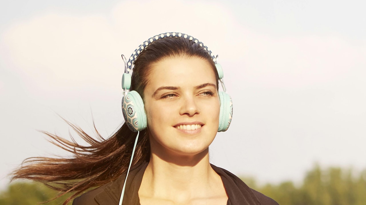 Headphones Vs Earbuds For Gym: Which Is Best For A Workout?