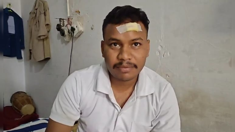 ड्यूटी पर तैनात पुलिसकर्मी को मारा चाकू, सिर में आई चोट; दुर्गा प्रतिमा विसर्जन के दौरान हुई वारदात