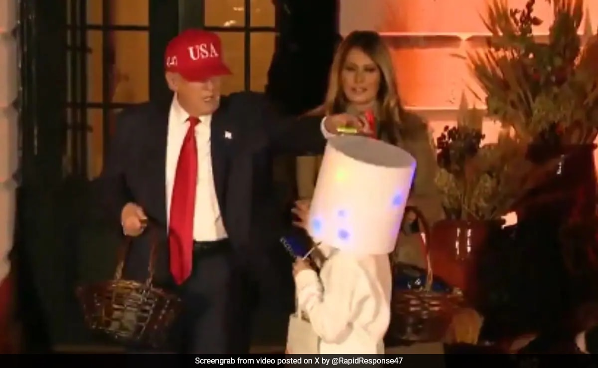 Trick Or Treat? Donald Trump Recreates 2019 Viral Halloween Candy Moment(02)