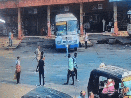 Rajasthan: बीच सड़क से हटने को कहा तो बौखलाए बदमाश, कांस्टेबल पर चाकू से किया जानलेवा वार; CCTV में कैद वारदात Rajasthan: बीच सड़क से हटने को कहा तो बौखलाए बदमाश, कांस्टेबल पर चाकू से किया जानलेवा वार; CCTV में कैद वारदात