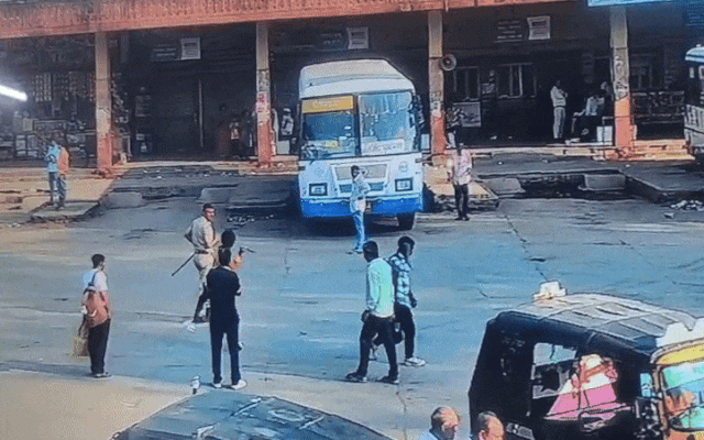 Rajasthan: बीच सड़क से हटने को कहा तो बौखलाए बदमाश, कांस्टेबल पर चाकू से किया जानलेवा वार; CCTV में कैद वारदात Rajasthan: बीच सड़क से हटने को कहा तो बौखलाए बदमाश, कांस्टेबल पर चाकू से किया जानलेवा वार; CCTV में कैद वारदात