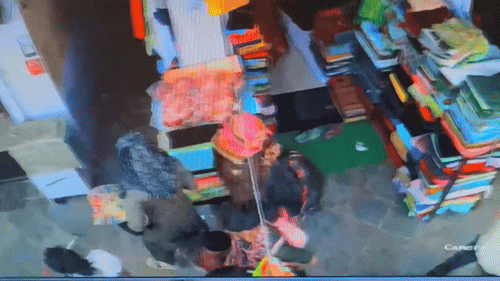 Rajasthan: 3 शातिर महिलाओं ने कपड़े की दुकान में की चोरी, व्यापारी को चकमा देकर हो गई गायब; CCTV आया सामने Rajasthan: 3 शातिर महिलाओं ने कपड़े की दुकान में की चोरी, व्यापारी को चकमा देकर हो गई गायब; CCTV आया सामने