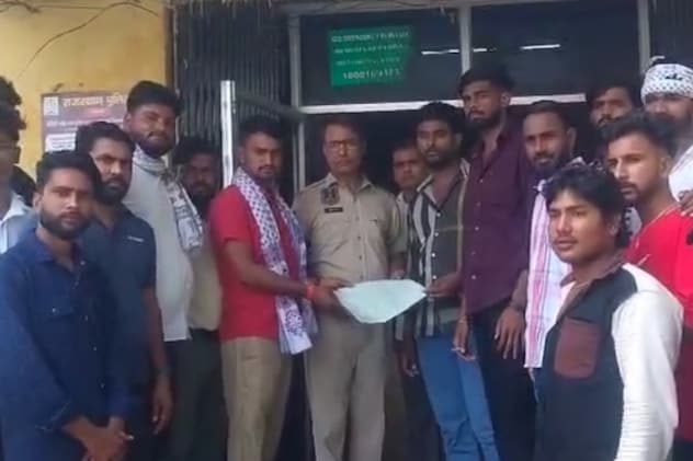 कार्रवाई की मांग के लिए ज्ञापन सौंपते पायलट समर्थक कार्रवाई की मांग के लिए ज्ञापन सौंपते पायलट समर्थक