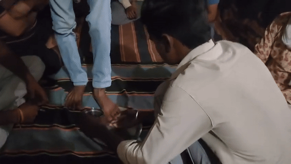 ये कैसी सजा! ब्राह्मण के पैर धोकर पानी पीने को किया मजबूर, वायरल हो गया वीडियो