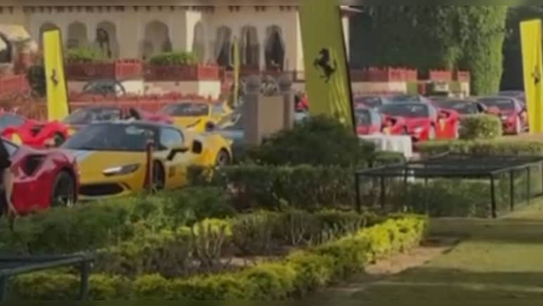 जयपुर की सड़कों पर फरारी का निकला काफिला, विदेश से भी आईं कई कारें जयपुर की सड़कों पर फरारी का निकला काफिला, विदेश से भी आईं कई कारें