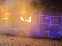 Rajasthan: अब बीकानेर में बस में लगी आग, दिवाली पर पटाखों से हुई खाक Rajasthan: अब बीकानेर में बस में लगी आग, दिवाली पर पटाखों से हुई खाक