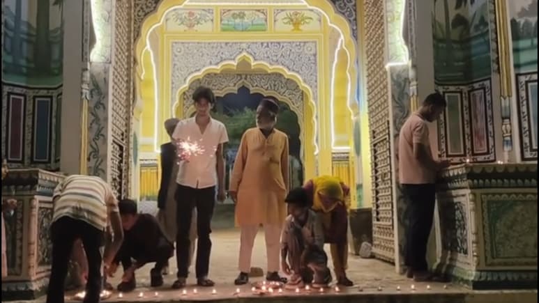 दीपावली पर दीयों से क्यों जगमगाती है झुंझुनू की ये दरगाह? 'हैप्पी दिवाली' कहकर आतिशबाजी करते हैं मुस्लिम दीपावली पर दीयों से क्यों जगमगाती है झुंझुनू की ये दरगाह? 'हैप्पी दिवाली' कहकर आतिशबाजी करते हैं मुस्लिम