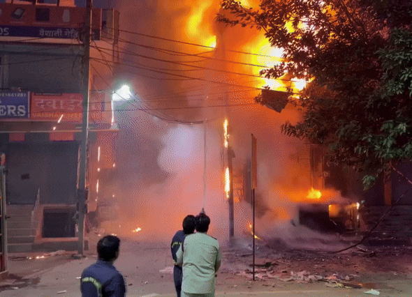 दिवाली में ताबड़तोड़ धमाकों से दहला यूपी का पटाखा बाजार, चिंगारी से भी भड़की आग, दिल्ली, गुरुग्राम में भी कहर दिवाली में ताबड़तोड़ धमाकों से दहला यूपी का पटाखा बाजार, चिंगारी से भी भड़की आग, दिल्ली, गुरुग्राम में भी कहर