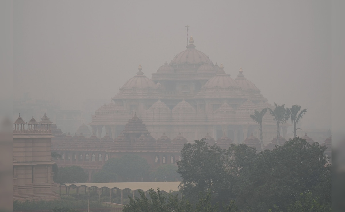 दिल्ली, नोएडा से गुरुग्राम तक जहरीले धुएं का कहर, मेरठ से चंडीगढ़ जैसे शहरों का भी बुरा हाल, देखें AQI