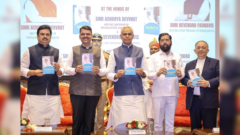 महाराष्ट्र के राज्यपाल और मुख्यमंत्री ने "मोदी का मिशन" पुस्तक का लोकार्पण किया महाराष्ट्र के राज्यपाल और मुख्यमंत्री ने "मोदी का मिशन" पुस्तक का लोकार्पण किया