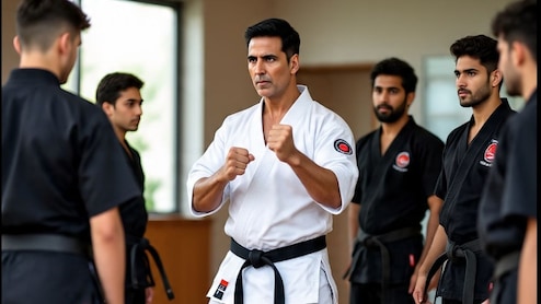 मार्शल आर्ट्स सिखाते थे अक्षय कुमार, कमाते थे महीने के 3,500, स्टूडेंट की एक सलाह से बदली किस्मत, आज नेटवर्थ...