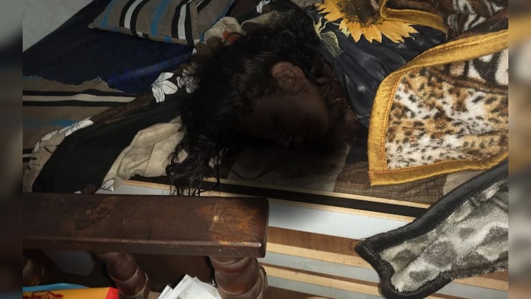 Murder: बिस्तर पर खून से सना मिला महिला का शव, दो दिनों से घर के अंदर देवर के साथ थी Murder: बिस्तर पर खून से सना मिला महिला का शव, दो दिनों से घर के अंदर देवर के साथ थी