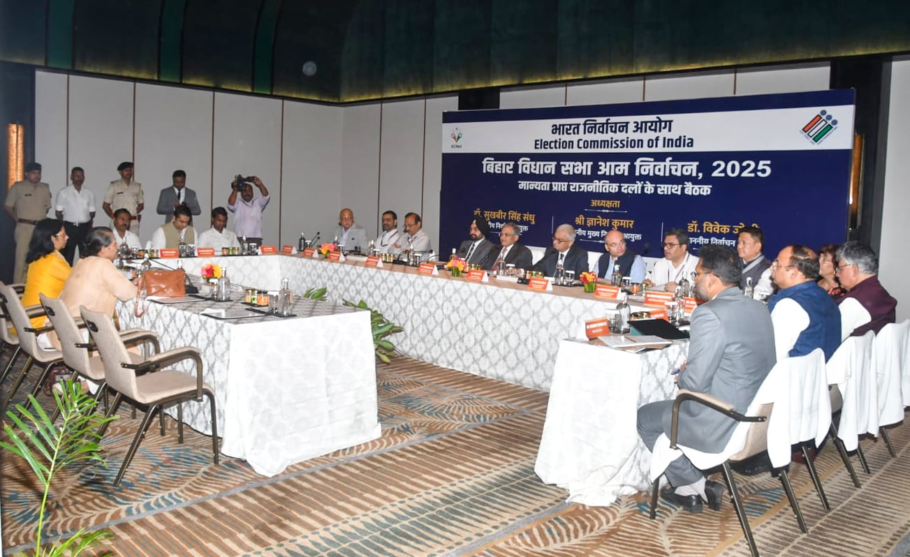 राजनीतिक दलों के प्रतिनिधियों के साथ बैठक करते चुनाव आयोग के अधिकारी. राजनीतिक दलों के प्रतिनिधियों के साथ बैठक करते चुनाव आयोग के अधिकारी.