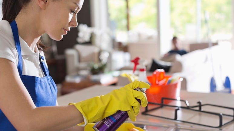 Cyber Fraud: ऑनलाईन मोलकरीण शोधली अन् फसला! घर नव्हे, क्षणात अख्खं बँक खातं साफ Cyber Fraud: ऑनलाईन मोलकरीण शोधली अन् फसला! घर नव्हे, क्षणात अख्खं बँक खातं साफ