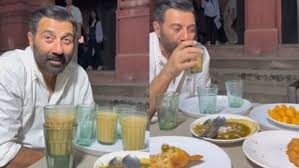 समोसे पनीर का पकौड़े खाते दिखे सनी देओल, लोगों को दिया ज्ञान हेल्दी खाओ हेल्दी रहो 