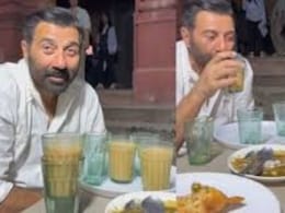समोसे पनीर का पकौड़े खाते दिखे सनी देओल, लोगों को दिया ज्ञान हेल्दी खाओ हेल्दी रहो  समोसे पनीर का पकौड़े खाते दिखे सनी देओल, लोगों को दिया ज्ञान हेल्दी खाओ हेल्दी रहो