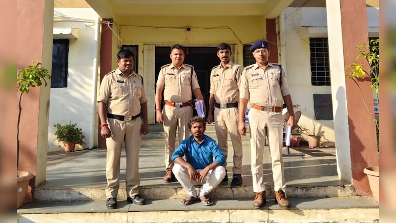 किसानों से ठगी करने वाला आरोपी तेलंगाना से गिरफ्तार, कंपनी ऑफिस बंद कर भाग गए थे कर्मचारी किसानों से ठगी करने वाला आरोपी तेलंगाना से गिरफ्तार, कंपनी ऑफिस बंद कर भाग गए थे कर्मचारी