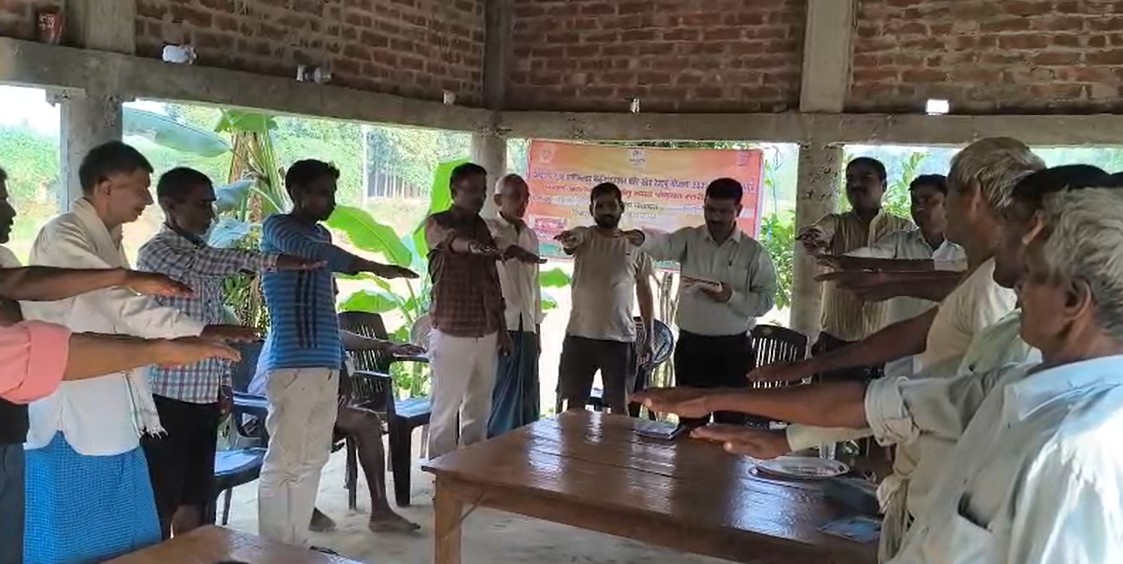 सीतापुर: पराली जलाने पर किसानों पर लगा जुर्माना, बजी डुगडुगी और दिलाई गई कसम 