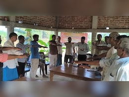 सीतापुर: पराली जलाने पर किसानों पर लगा जुर्माना, बजी डुगडुगी और दिलाई गई कसम  सीतापुर: पराली जलाने पर किसानों पर लगा जुर्माना, बजी डुगडुगी और दिलाई गई कसम