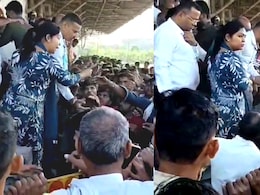 महिला तहसीलदार ने क्यों जड़ा थप्पड़, खाद की लाइन में लगा था किसान, मच गया बवाल, देखें VIDEO महिला तहसीलदार ने क्यों जड़ा थप्पड़, खाद की लाइन में लगा था किसान, मच गया बवाल, देखें VIDEO
