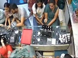 पलक झपकते उड़ा दी लाखों की सोने की अंगूठी, दिल्ली में ज्वेलर्स शोरूम का CCTV सामने आया पलक झपकते उड़ा दी लाखों की सोने की अंगूठी, दिल्ली में ज्वेलर्स शोरूम का CCTV सामने आया