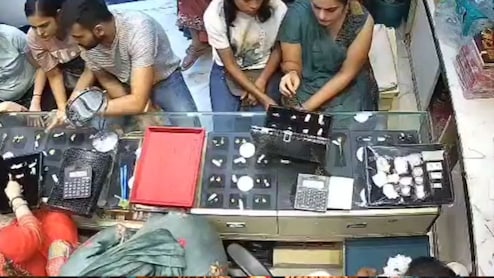 दिल्ली में चोरनियों की जोड़ी की गजब ट्रिक, आंखों के सामने उड़ा ली सोने की अंगूठी, देखिए