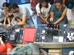 दिल्ली में चोरनियों की जोड़ी की गजब ट्रिक, आंखों के सामने उड़ा ली सोने की अंगूठी, देखिए दिल्ली में चोरनियों की जोड़ी की गजब ट्रिक, आंखों के सामने उड़ा ली सोने की अंगूठी, देखिए