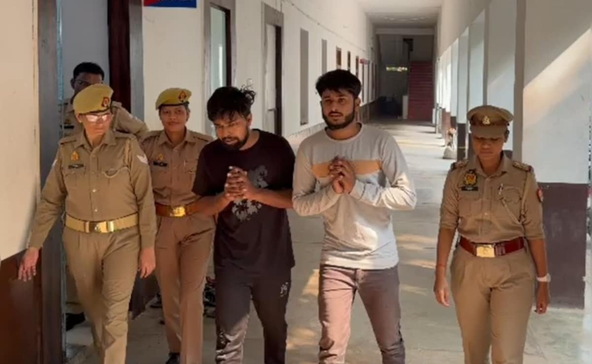 झांसी: लड़कियों से करते थे अश्लील हरकतें, पुलिस ने बदल दी चाल तो बोले, अब सारी लड़कियां होंगी बहनें