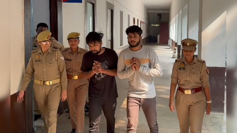 झांसी: लड़कियों से करते थे अश्लील हरकतें, पुलिस ने बदल दी चाल तो बोले, अब सारी लड़कियां होंगी बहनें  झांसी: लड़कियों से करते थे अश्लील हरकतें, पुलिस ने बदल दी चाल तो बोले, अब सारी लड़कियां होंगी बहनें