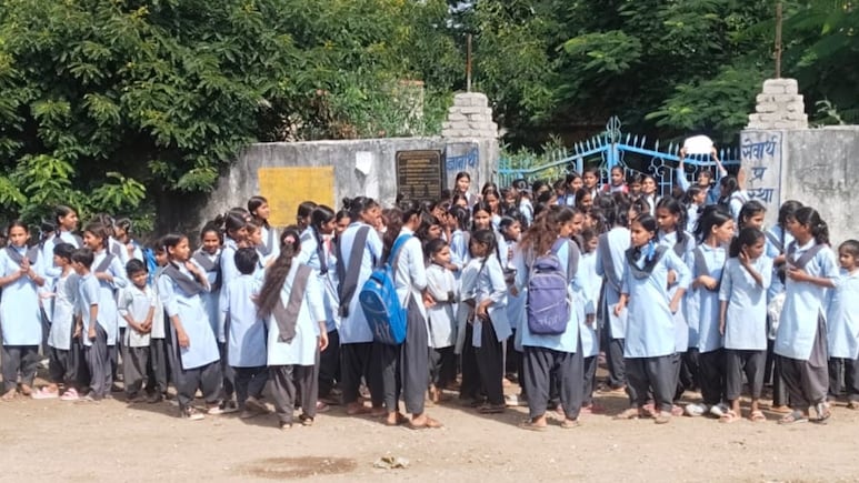 Rajasthan: 'साइंस, मैथ, इंग्लिश का टीचर ही नहीं है...4 साल हो गए', राजस्थान में सड़कों पर उतरकर छात्राएं बोलीं- हमें टीचर दे दो Rajasthan: 'साइंस, मैथ, इंग्लिश का टीचर ही नहीं है...4 साल हो गए', राजस्थान में सड़कों पर उतरकर छात्राएं बोलीं- हमें टीचर दे दो