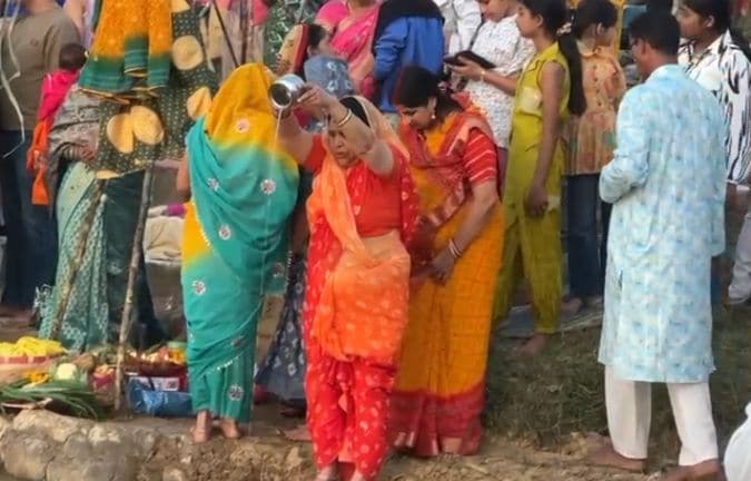 अंबिकापुर में श्रद्धालुओं ने डूबते सूर्य को अर्घ्य दिया।  अंबिकापुर में श्रद्धालुओं ने डूबते सूर्य को अर्घ्य दिया।