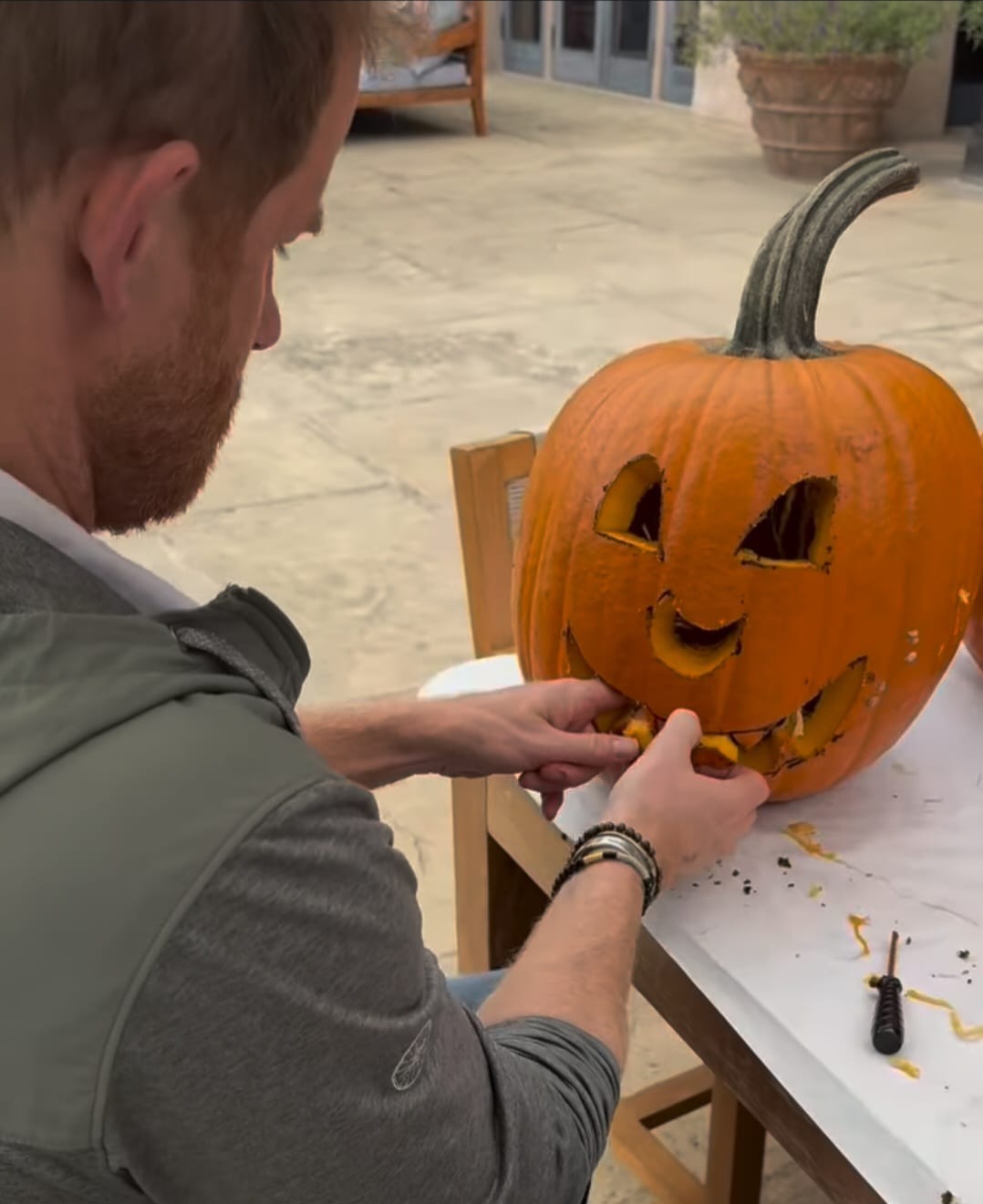Halloween: Meghan Markle And Prince Harry Enjoy Pumpkin Picking And Carving