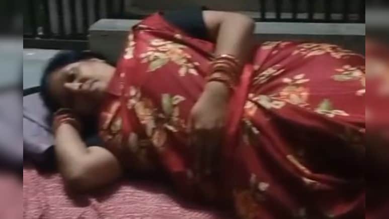 CMHO कार्यालय के बाहर सो गई नर्स; बोली- तीन महीनों से वेतन के लिए परेशान, घर जाने के पैसे भी नहीं CMHO कार्यालय के बाहर सो गई नर्स; बोली- तीन महीनों से वेतन के लिए परेशान, घर जाने के पैसे भी नहीं