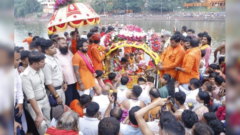 नगर भ्रमण पर निकले बाबा महाकाल, चांदी की पालकी में हुए सवार; हर-हर महादेव के नारों से गूंजा शहर नगर भ्रमण पर निकले बाबा महाकाल, चांदी की पालकी में हुए सवार; हर-हर महादेव के नारों से गूंजा शहर