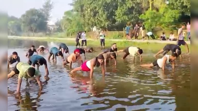 जज्बा पुलिस बनने का: जलजमाव के बीच भी नहीं रुका हौंसला, सुपौल के HPS कॉलेज निर्मली में छात्र कर रहे तैयारी जज्बा पुलिस बनने का: जलजमाव के बीच भी नहीं रुका हौंसला, सुपौल के HPS कॉलेज निर्मली में छात्र कर रहे तैयारी