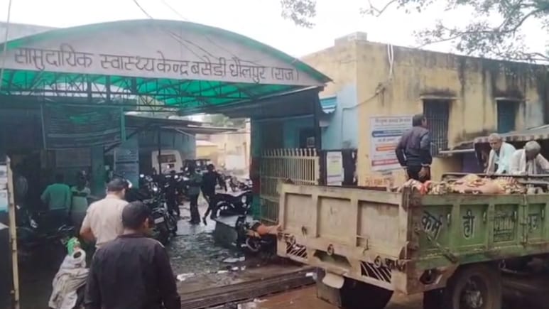 राजस्थान: कमरे में फंदे से लटके मिले बेटे-बहू, बुजुर्ग मां ने खिड़की से देखा तो उड़ गए होश राजस्थान: कमरे में फंदे से लटके मिले बेटे-बहू, बुजुर्ग मां ने खिड़की से देखा तो उड़ गए होश