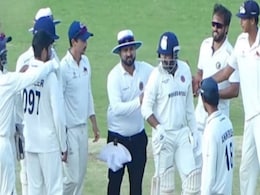 Prithvi Shaw Controversy: भर मैदानात तुफान राडा, 'पृथ्वी शॉ' चा मुशीर खानला बॅटने मारण्याचा प्रयत्न Prithvi Shaw Controversy: भर मैदानात तुफान राडा, 'पृथ्वी शॉ' चा मुशीर खानला बॅटने मारण्याचा प्रयत्न