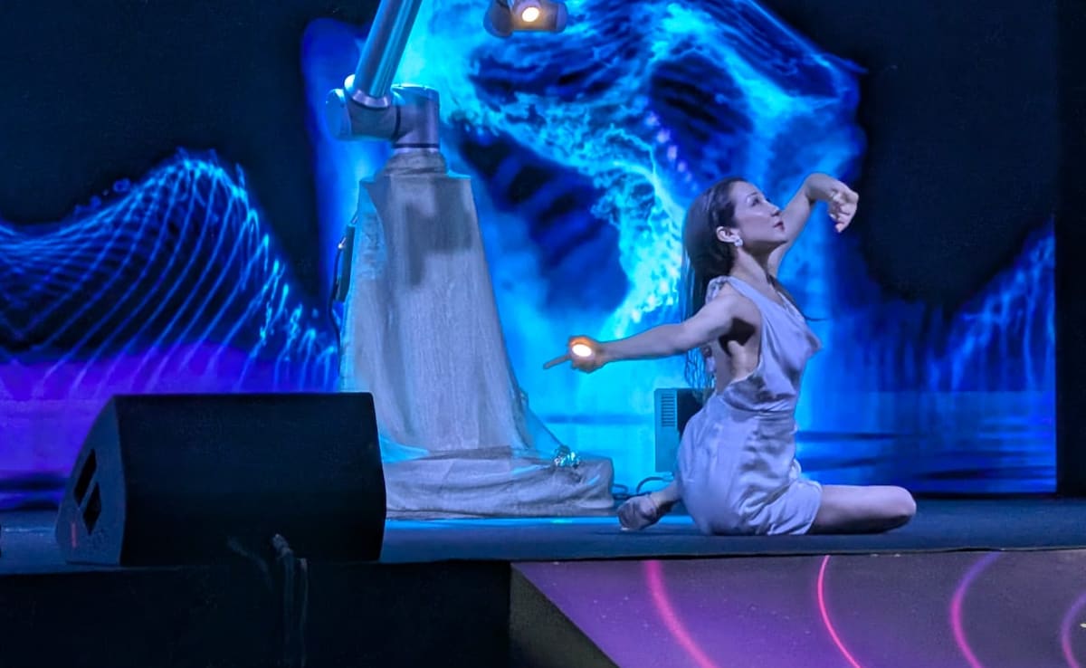 Dr Merritt Moore performing at NDTV World Summit 2025. Dr Merritt Moore performing at NDTV World Summit 2025.